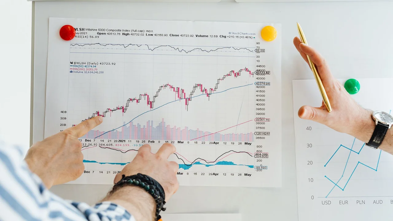 ما الفرق بين ETF وصندوق الاستثمار المشترك وصندوق المؤشرات؟